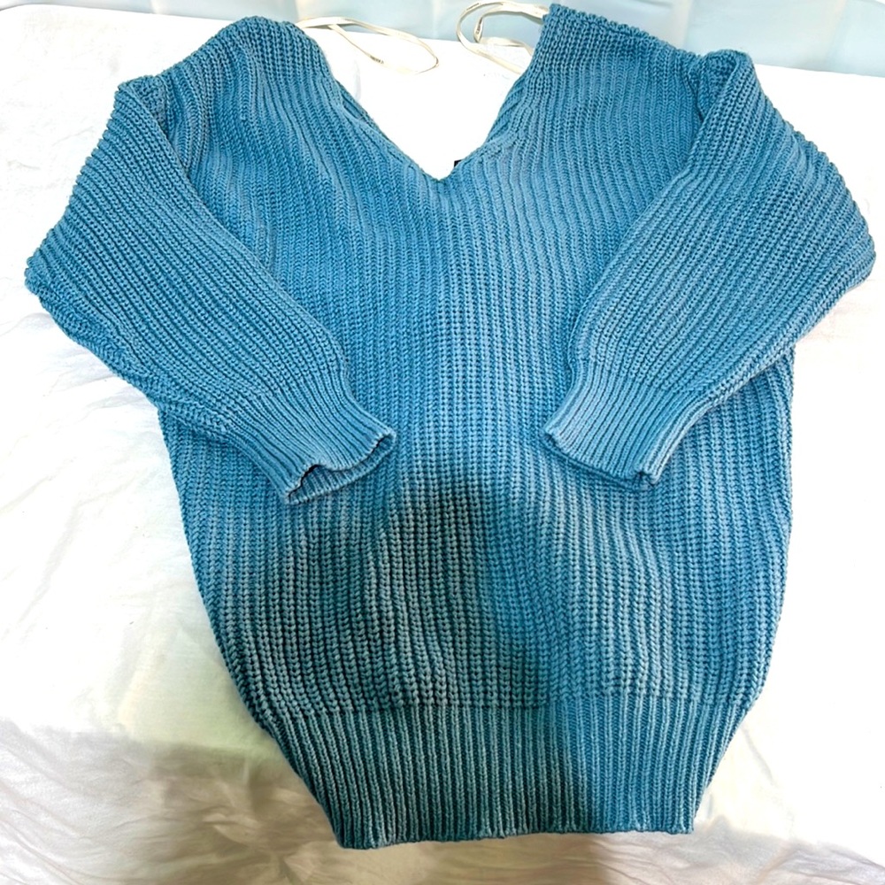 Forever 21 Sweater/top. V-Neck. Knot style/open Back size Women Small